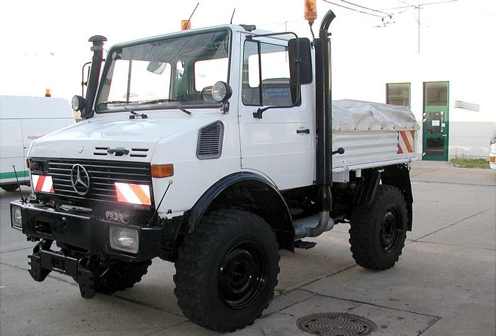 Abschleppwagen vom Typ DB UNIMOG 427/10
